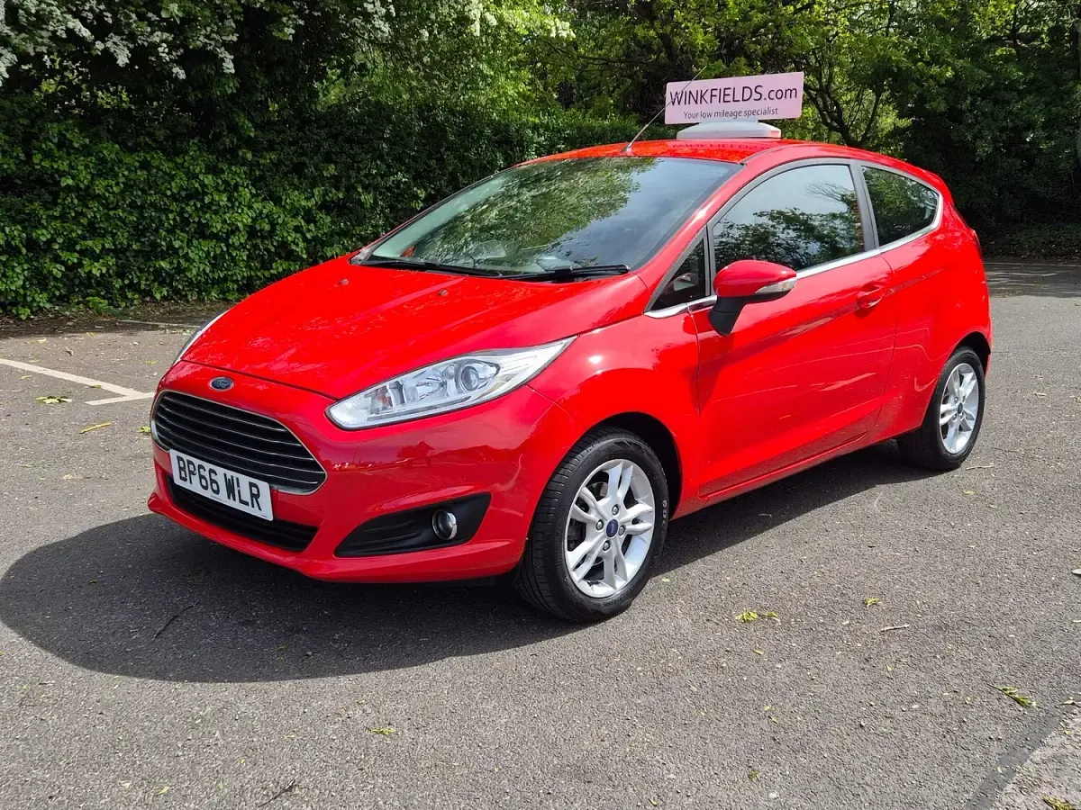 Used Ford Fiesta Zetec 82 HP (60 kW) 2017 Red Hatchback