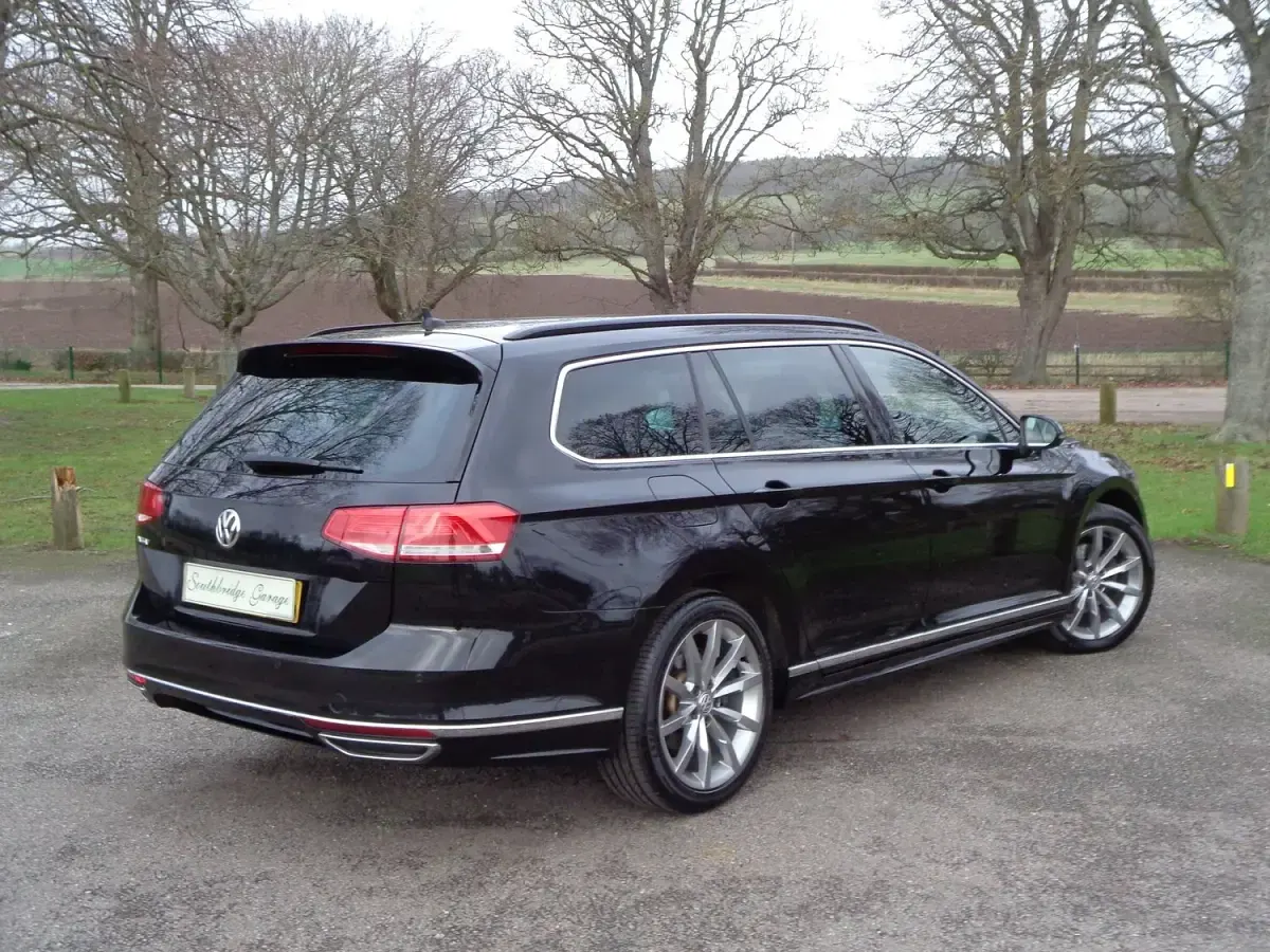 Used VW Passat R-line 150 HP (110 kW) 2018 Deep black pearl effect Estate