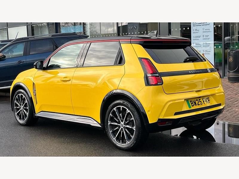 Used Renault R5 Iconic 89 kW (122 HP) 2025 Hatchback