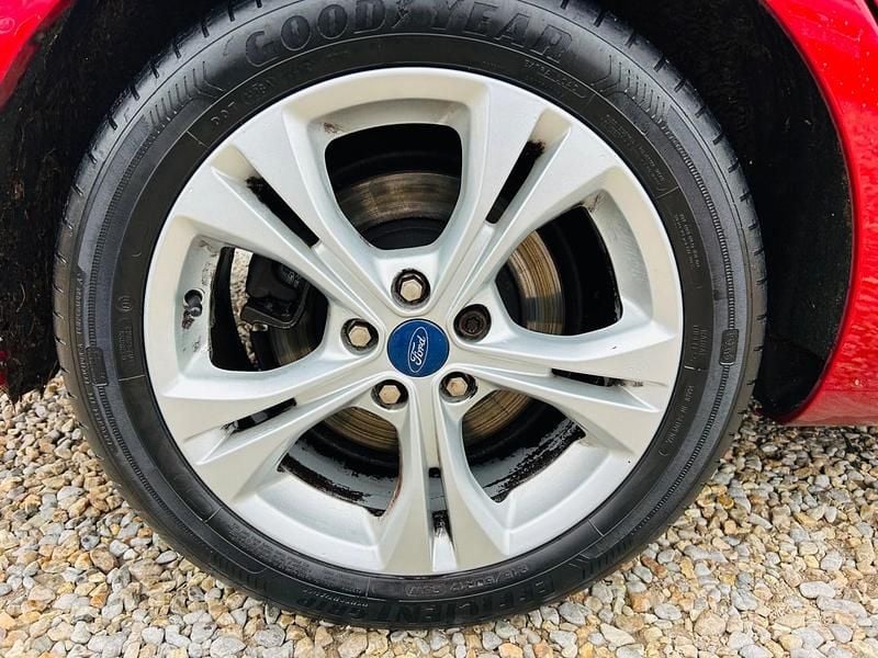 Used Ford Mondeo Business Edition 115 HP (84 kW) 2014 Red Hatchback