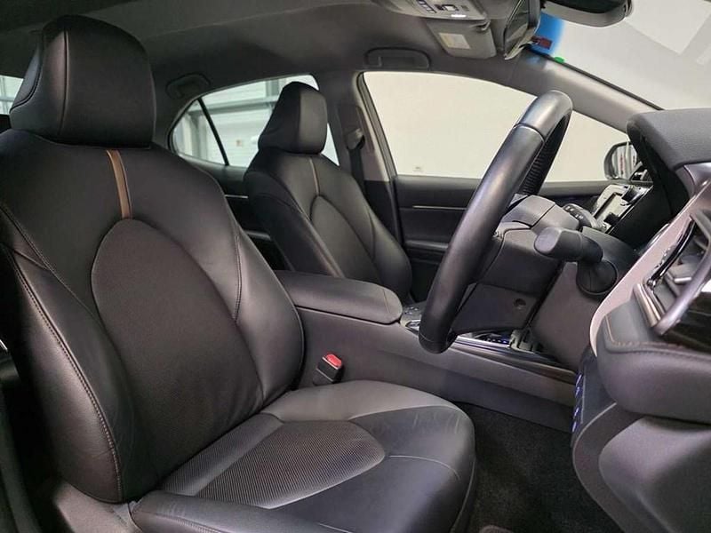 Used Toyota Camry Design 214 HP (157 kW) 2020 Silver Sedan