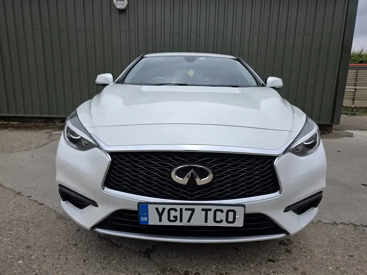 Used Infiniti Q30 122 HP (89 kW) 2017 White Hatchback