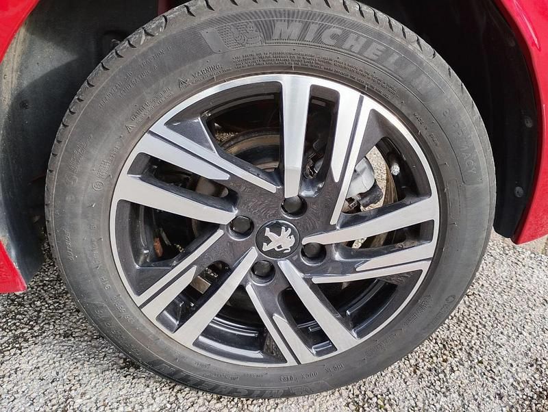 Used Peugeot 208 Allure+ 99 HP (72 kW) 2023 Red Hatchback