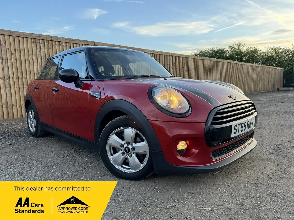 Begagnad Mini ONE Hatch 102 HK (75 kW) 2015 Röd Halvkombi
