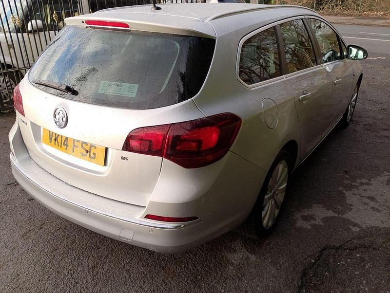 Used Vauxhall Astra Elite 115 HP (84 kW) 2014 Silver Estate