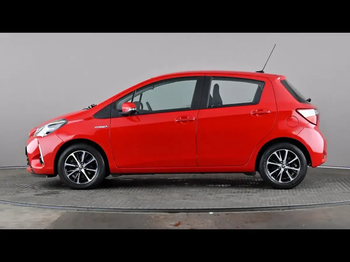 Used Toyota Yaris Hybrid 101 HP (74 kW) 2019 Red Hatchback