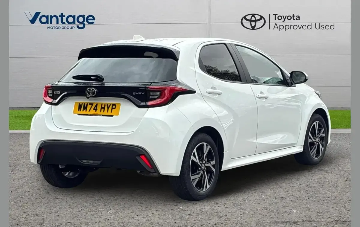 Used Toyota Yaris Design 113 HP (83 kW) 2025 White Hatchback