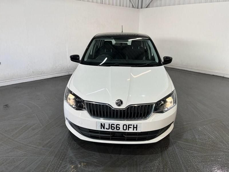 Used Skoda Fabia Colour Edition 90 HP (66 kW) 2016 White Hatchback