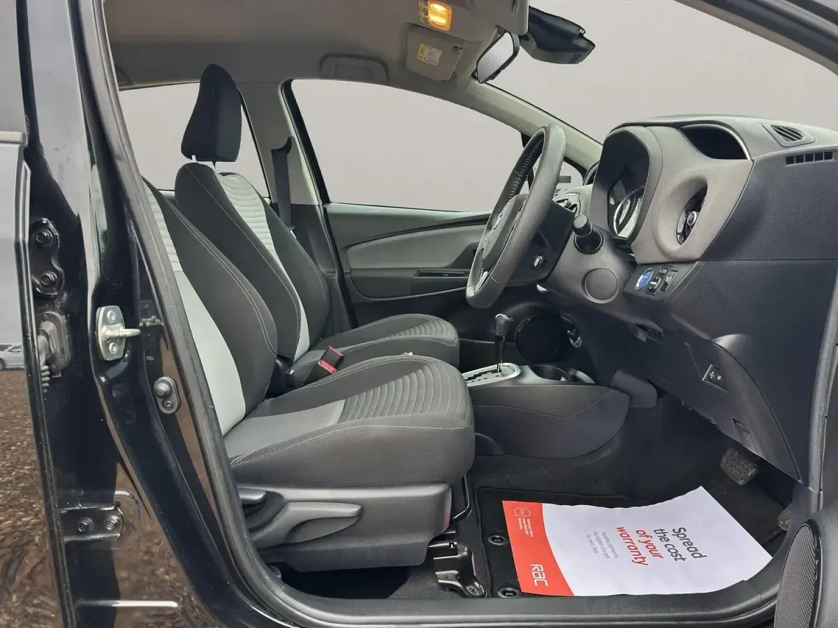 Used Toyota Yaris Hybrid 100 HP (73 kW) 2019 Black Hatchback