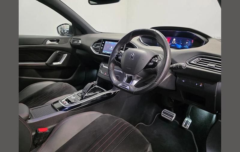 Used Peugeot 308 Premium 128 HP (94 kW) 2021 Blue Hatchback