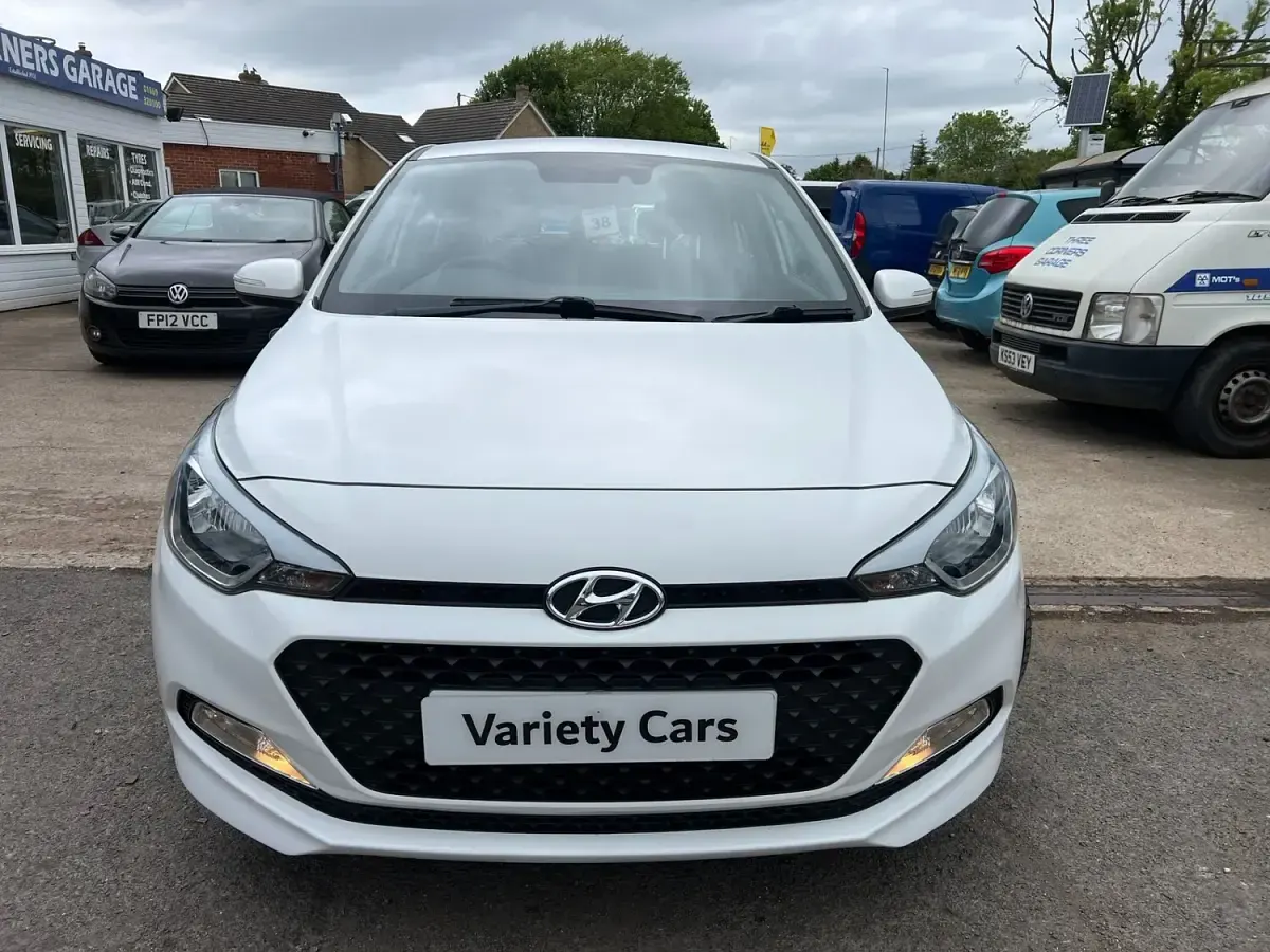 Used Hyundai i20 SE 100 HP (73 kW) 2017 White Hatchback