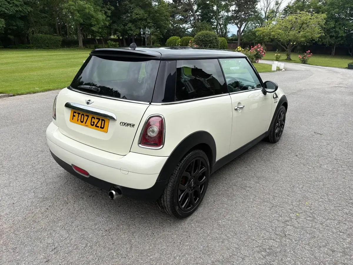 Used Mini Cooper Hatch 120 HP (88 kW) 2007 White Hatchback