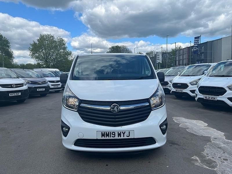 Second-hand Vauxhall Vivaro Sportive 125 CP (91 kW) 2019 Alb Monovolum