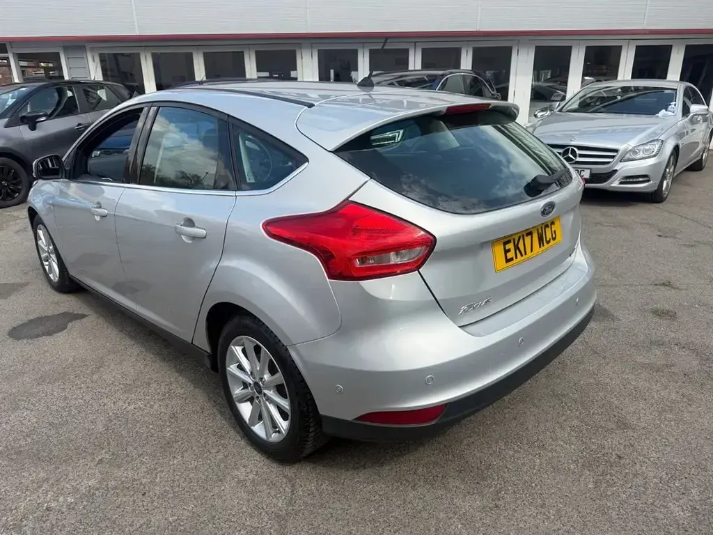 Begagnad Ford Focus Titanium 100 HK (73 kW) 2017 Silver Halvkombi
