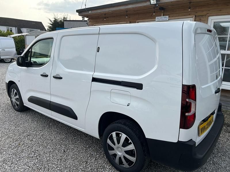 Used Vauxhall Combo 100 HP (73 kW) 2022 White MPV