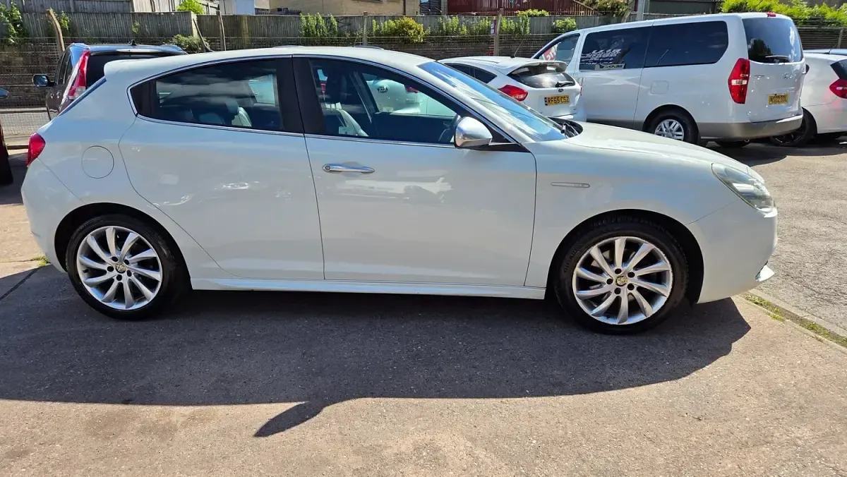 Used Alfa Romeo Giulietta Veloce 140 HP (102 kW) 2012 White Hatchback
