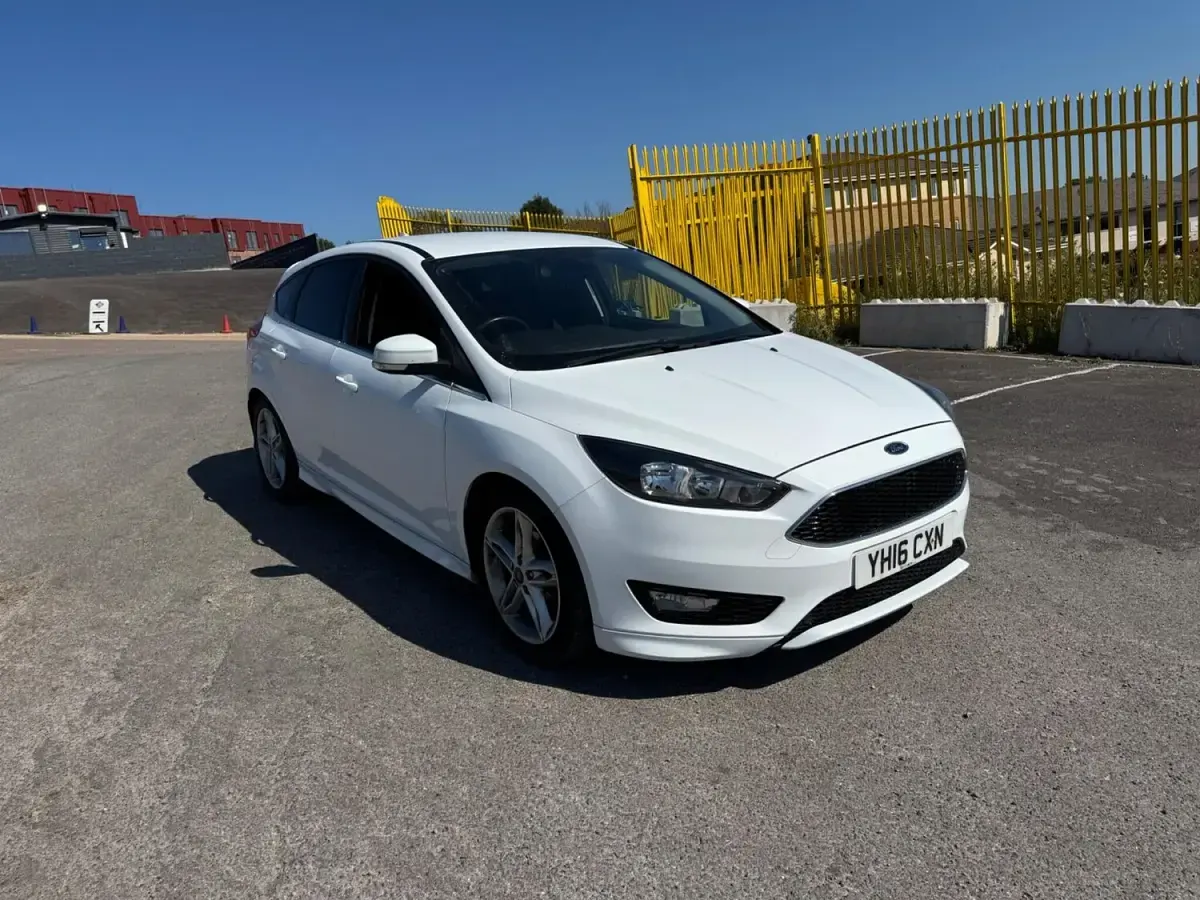 Used Ford Focus Zetec 125 HP (91 kW) 2016 White Hatchback
