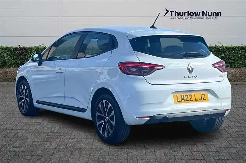 Used Renault Clio V Iconic 90 HP (66 kW) 2022 White Hatchback