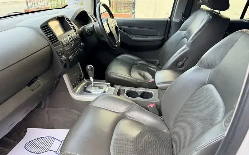 Used Nissan Navara Tekna 190 HP (139 kW) 2015 Silver Pickup