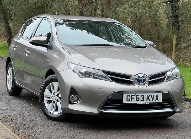 Used Toyota Auris Hybrid 136 HP (100 kW) 2013 Bronze Hatchback