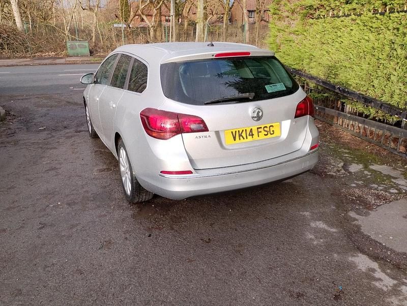 Used Vauxhall Astra Elite 115 HP (84 kW) 2014 Silver Estate