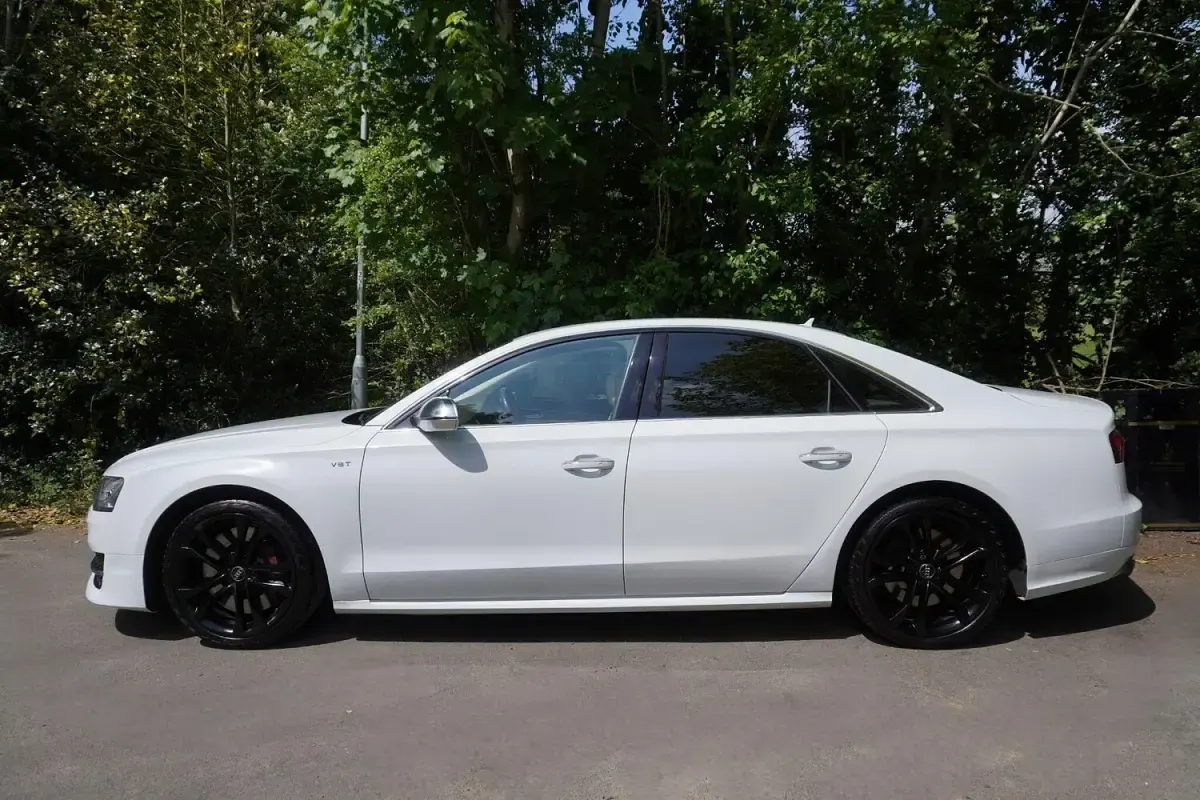 Used Audi S8 Comfort 520 HP (382 kW) 2015 White Sedan