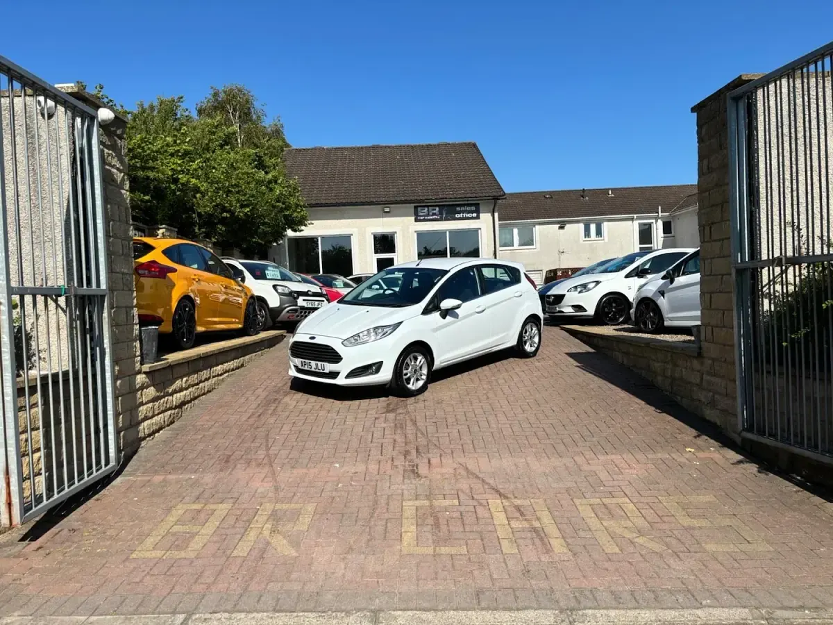 Used Ford Fiesta Zetec 82 HP (60 kW) 2015 White Hatchback