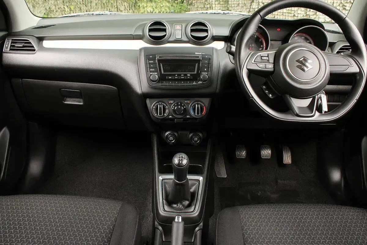 Used Suzuki Swift SZ3 90 HP (66 kW) 2018 White Hatchback