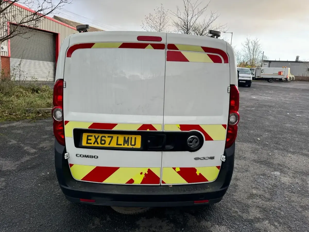 Usado Vauxhall Combo 95 HP (69 kW) 2017 Branco Monovolume