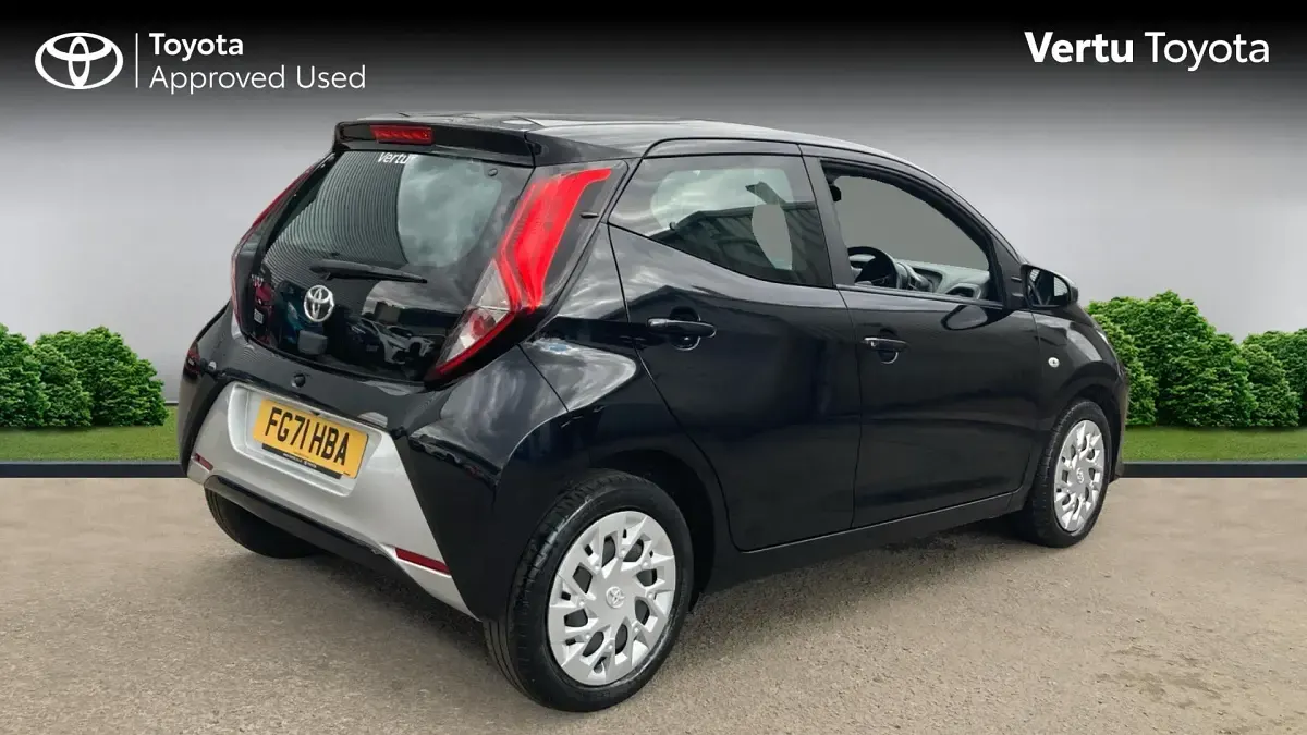 Used Toyota Aygo X-play 72 HP (52 kW) 2022 Bold black (metallic paint) Hatchback