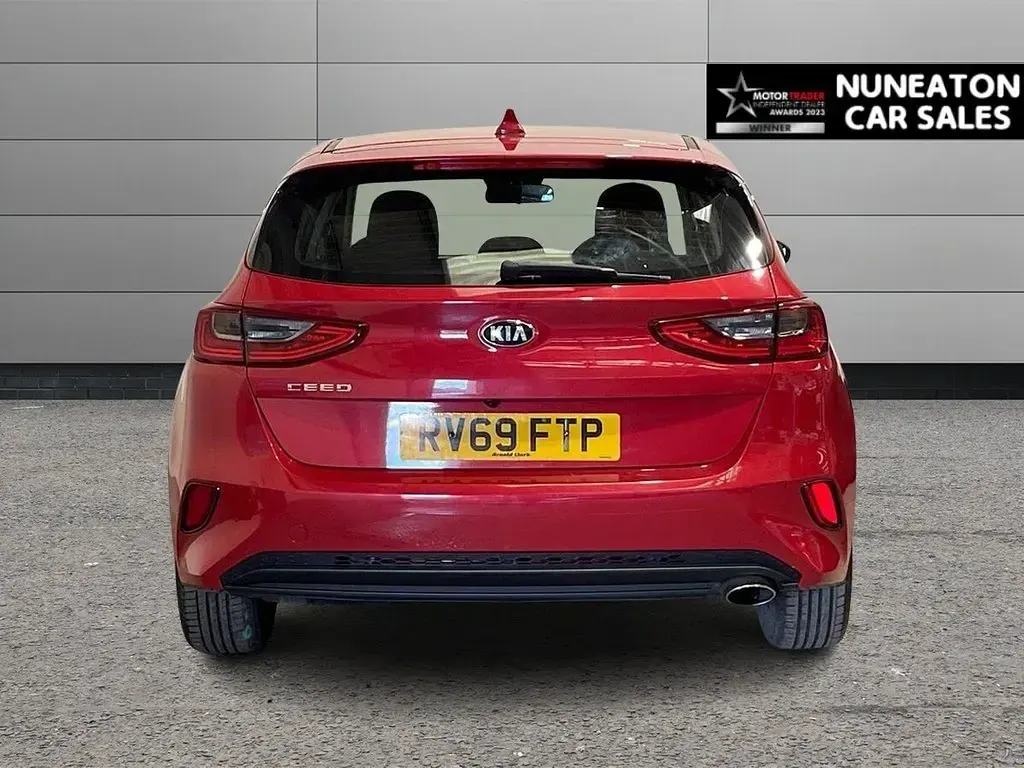 Used Kia Ceed 114 HP (83 kW) 2019 Red Hatchback