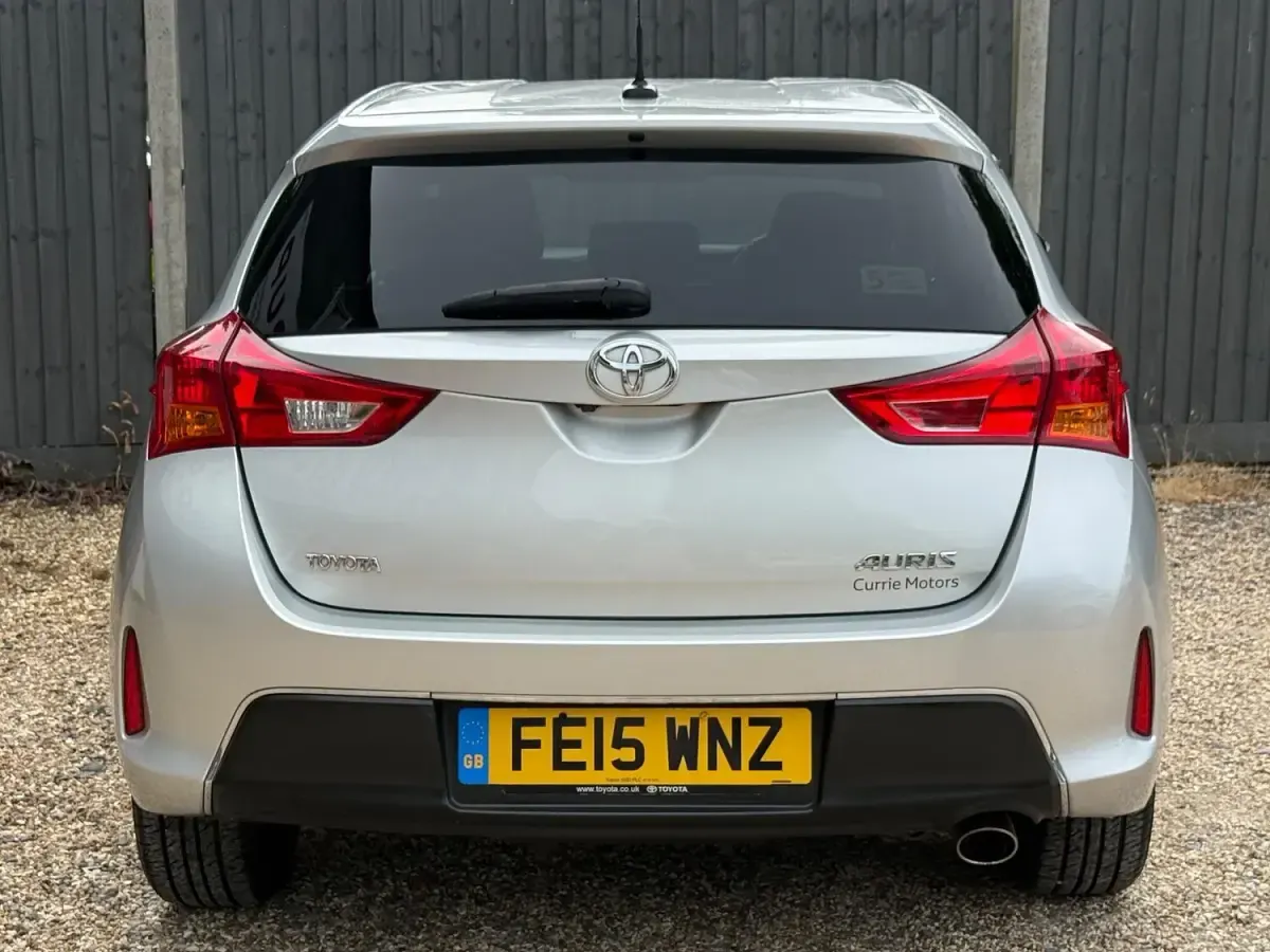Used Toyota Auris Multidrive S 132 HP (97 kW) 2015 Silver Hatchback