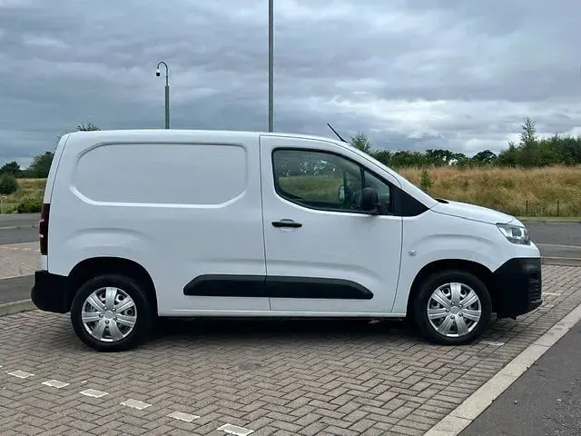 Used Citroën Berlingo 100 HP (73 kW) 2023 White MPV