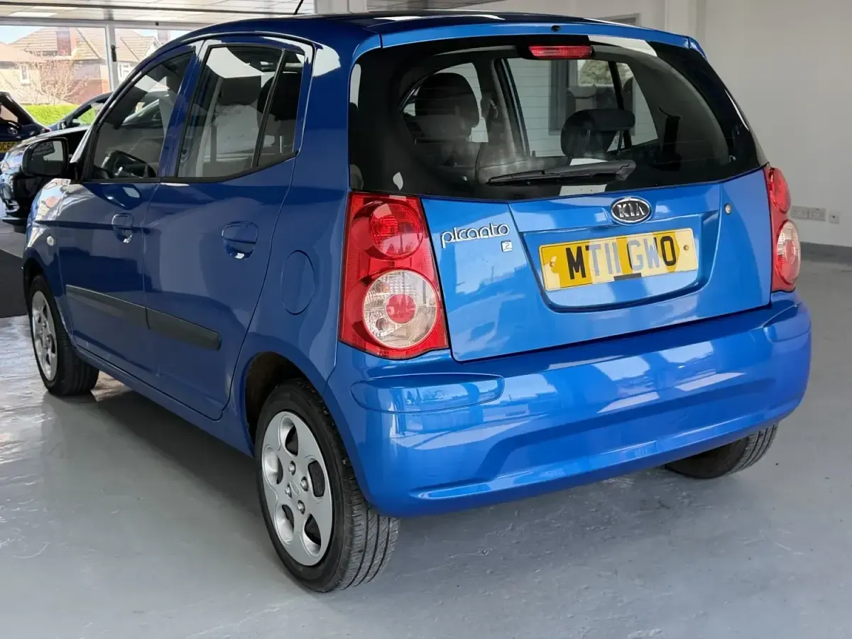 Second-hand Kia Picanto 64 CP (47 kW) 2011 Albastru Hatchback