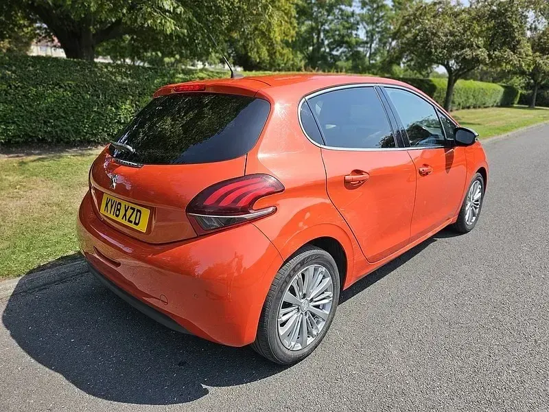 Second-hand Peugeot 208 Allure 2018 Portocaliu Hatchback