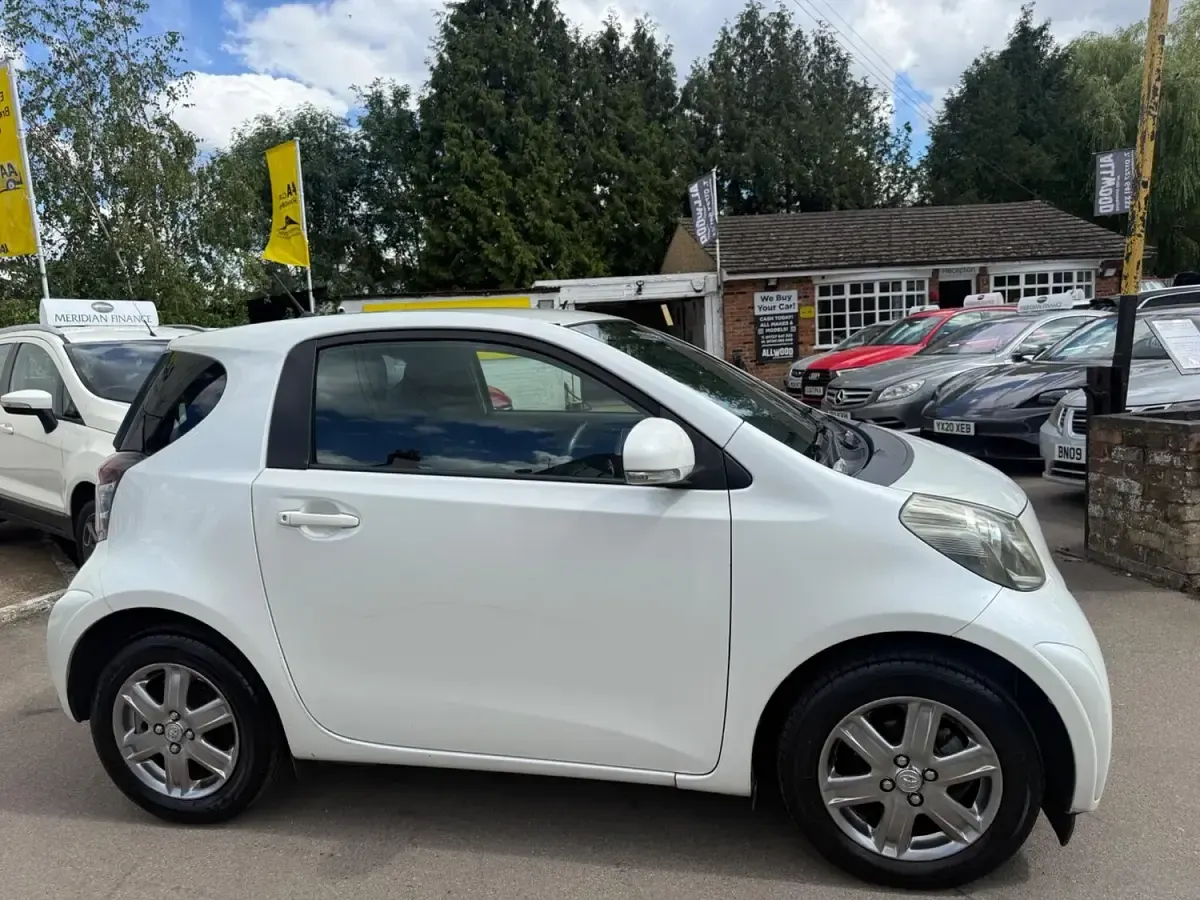 Used Toyota iQ 68 HP (50 kW) 2010 White Hatchback