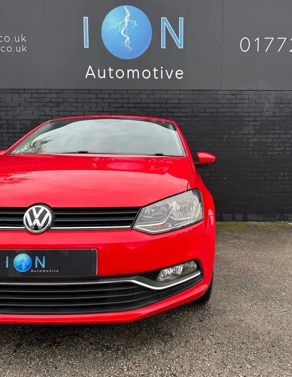 Begagnad VW Polo SE 90 HK (66 kW) 2015 Röd Halvkombi