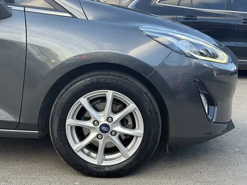Usado Ford Fiesta Zetec 100 HP (73 kW) 2018 Cinzento Citadino