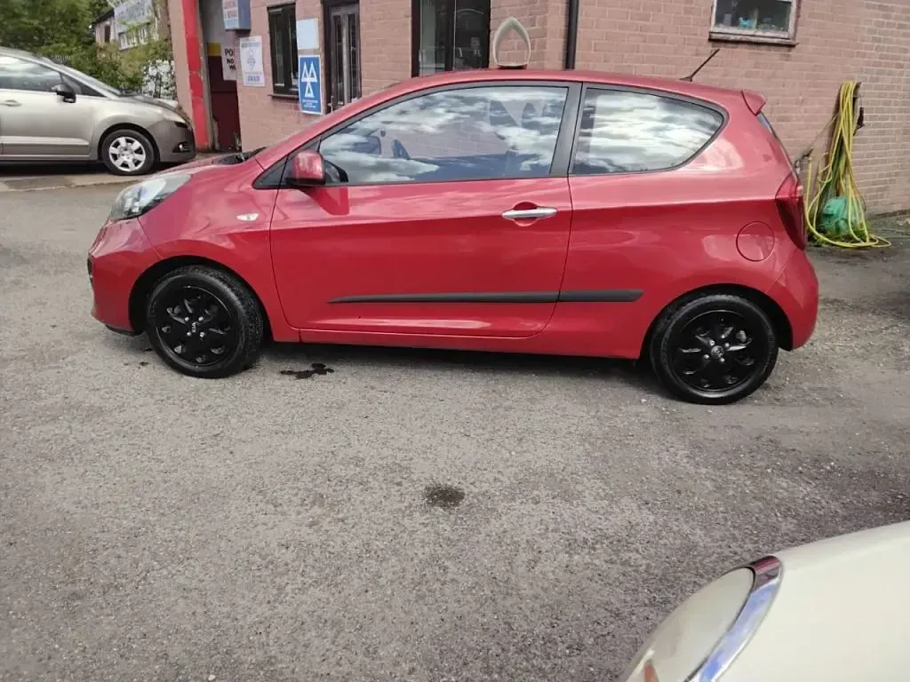 Used Kia Picanto City 68 HP (50 kW) 2013 Red Hatchback