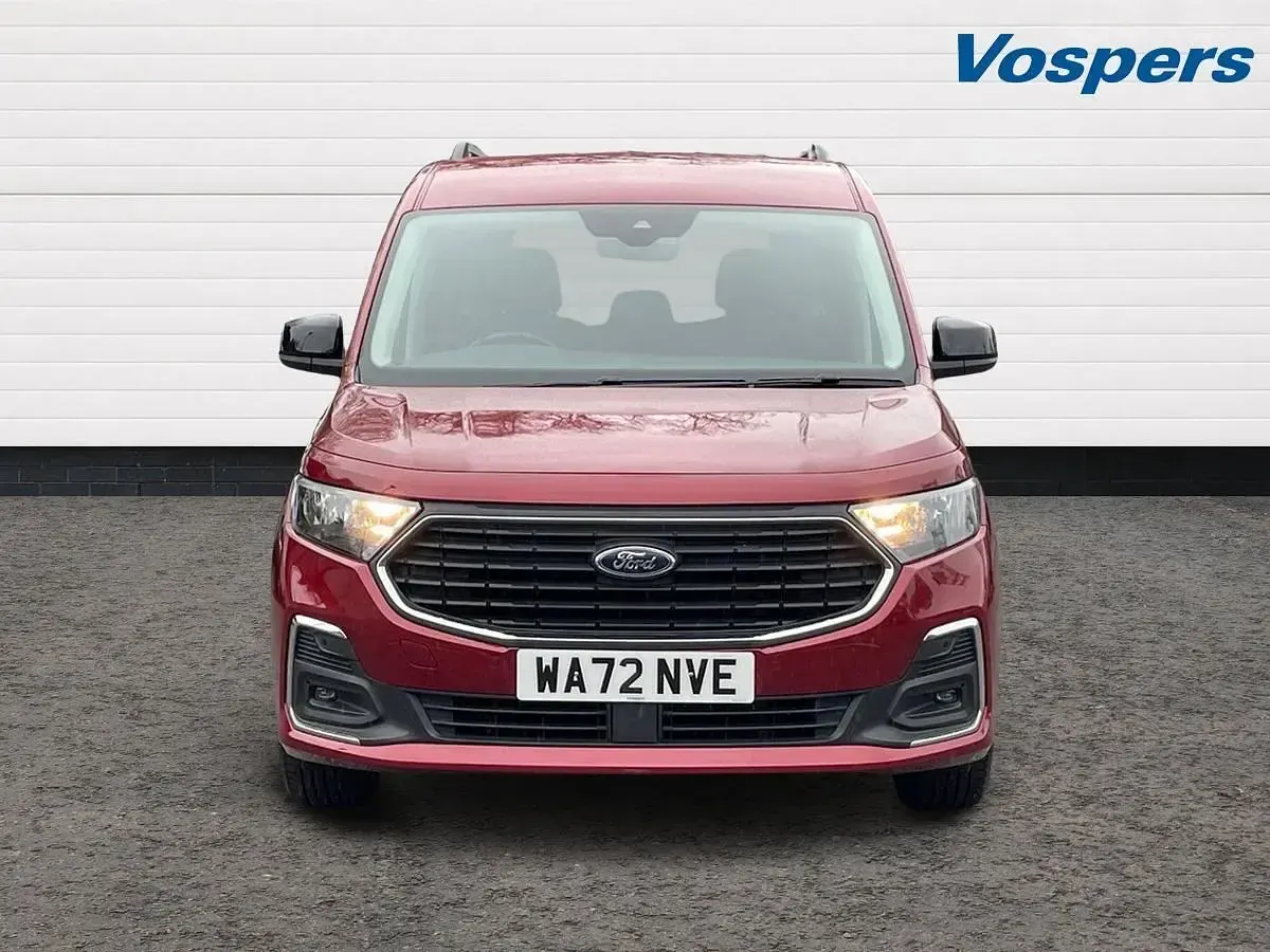 Usado Ford Tourneo Titanium 2022 Rojo Familiar
