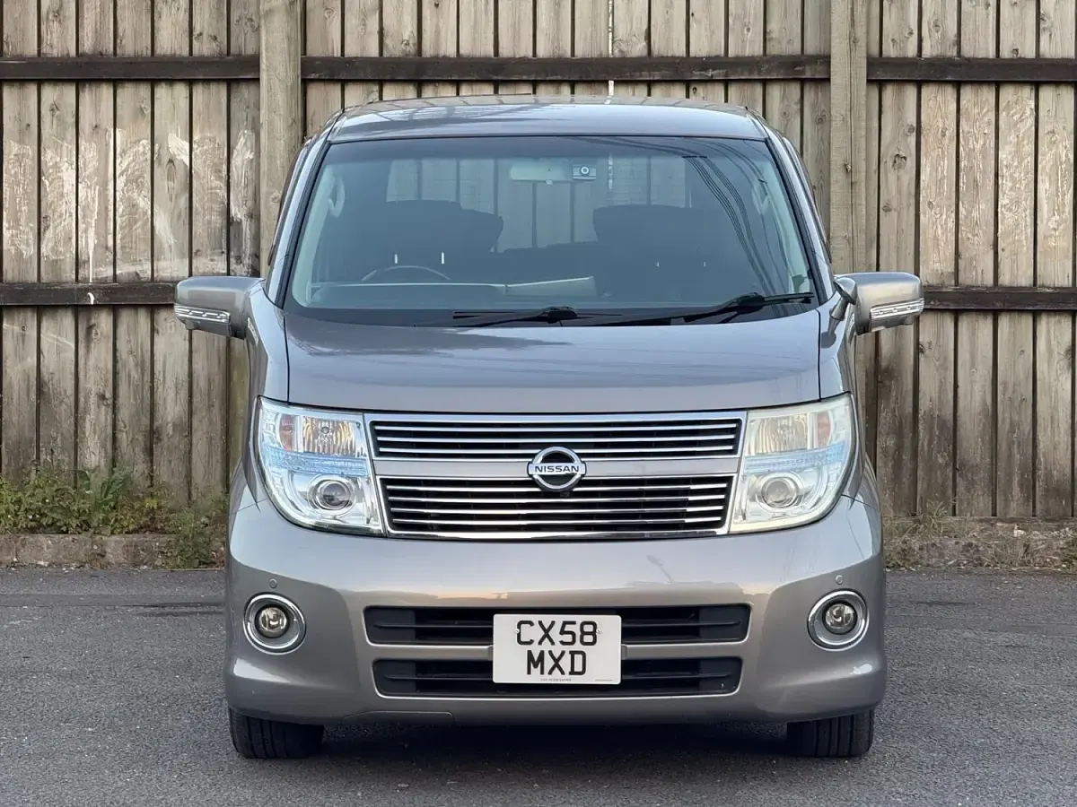 Usado Nissan Elgrand 2021 Gris Monovolumen