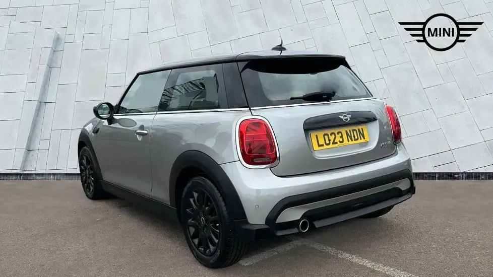 Usado Mini Cooper Classic 134 HP (98 kW) 2023 Prateado Citadino