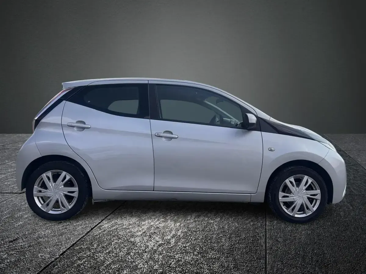 Used Toyota Aygo x-press 2014 Silver Hatchback