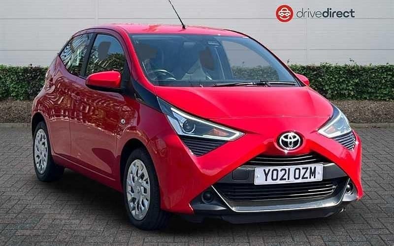 Solid red pop Used 2021 Toyota Aygo X-play Hatchback | £8,665 (Good price) - Image 1/4