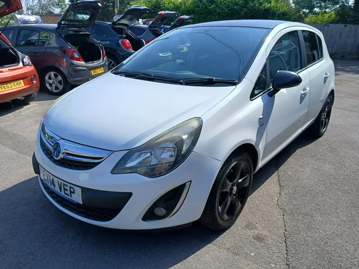 Used Vauxhall Corsa 100 HP (73 kW) 2014 White Hatchback