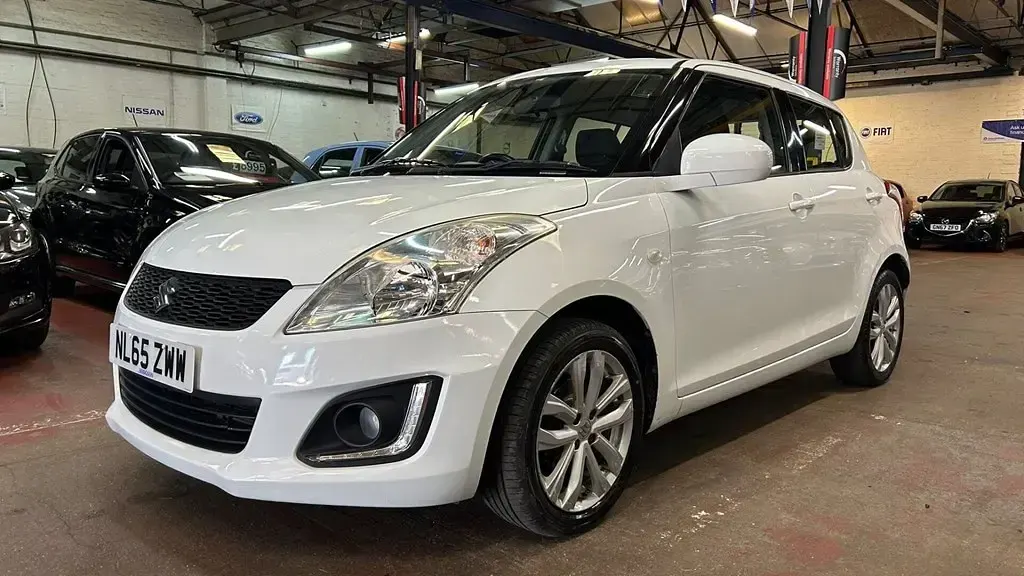 Usado Suzuki Swift SZ3 94 HP (69 kW) 2015 Branco Citadino