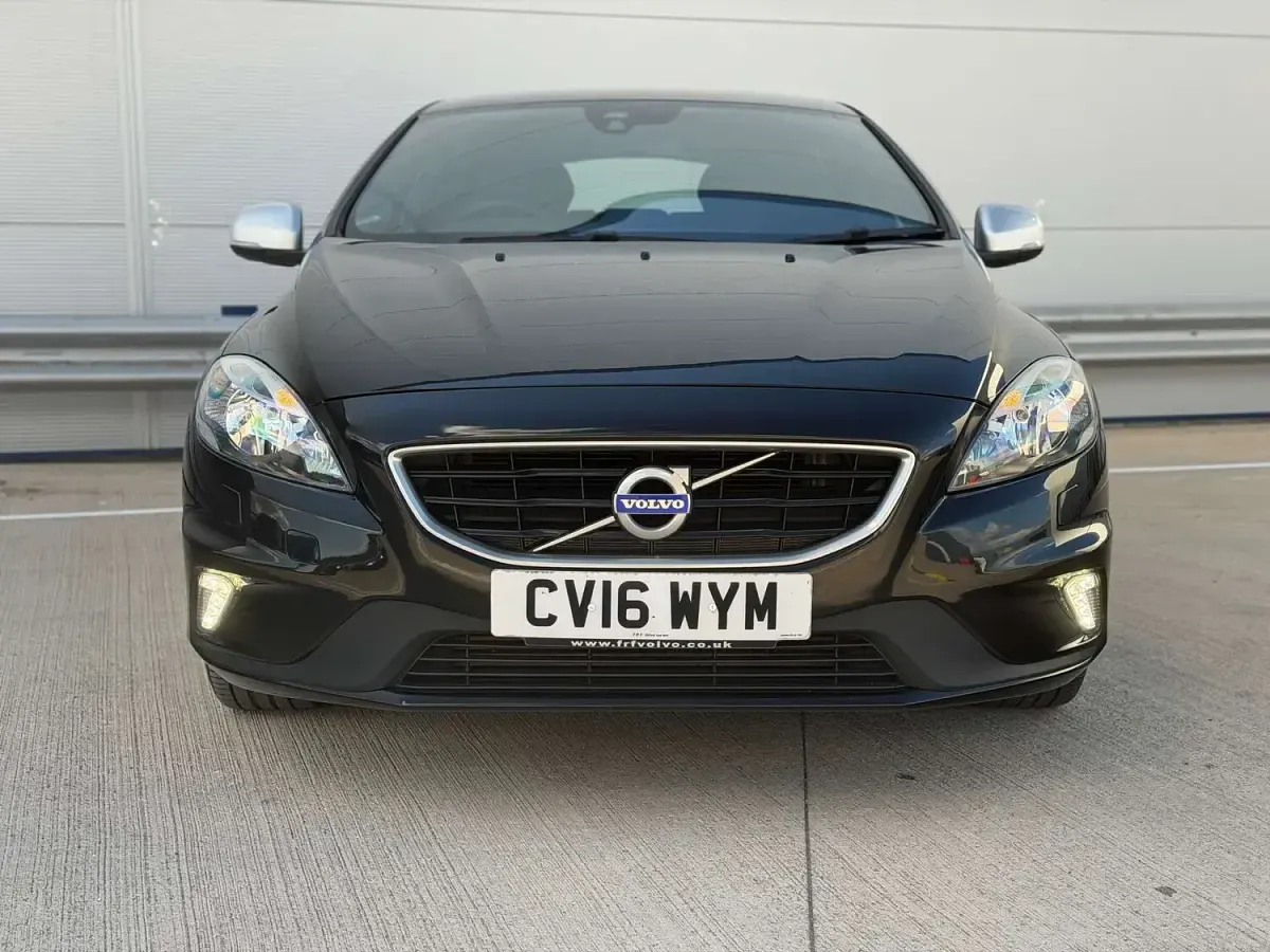 Used Volvo V40 R-Design 122 HP (89 kW) 2016 Black Hatchback