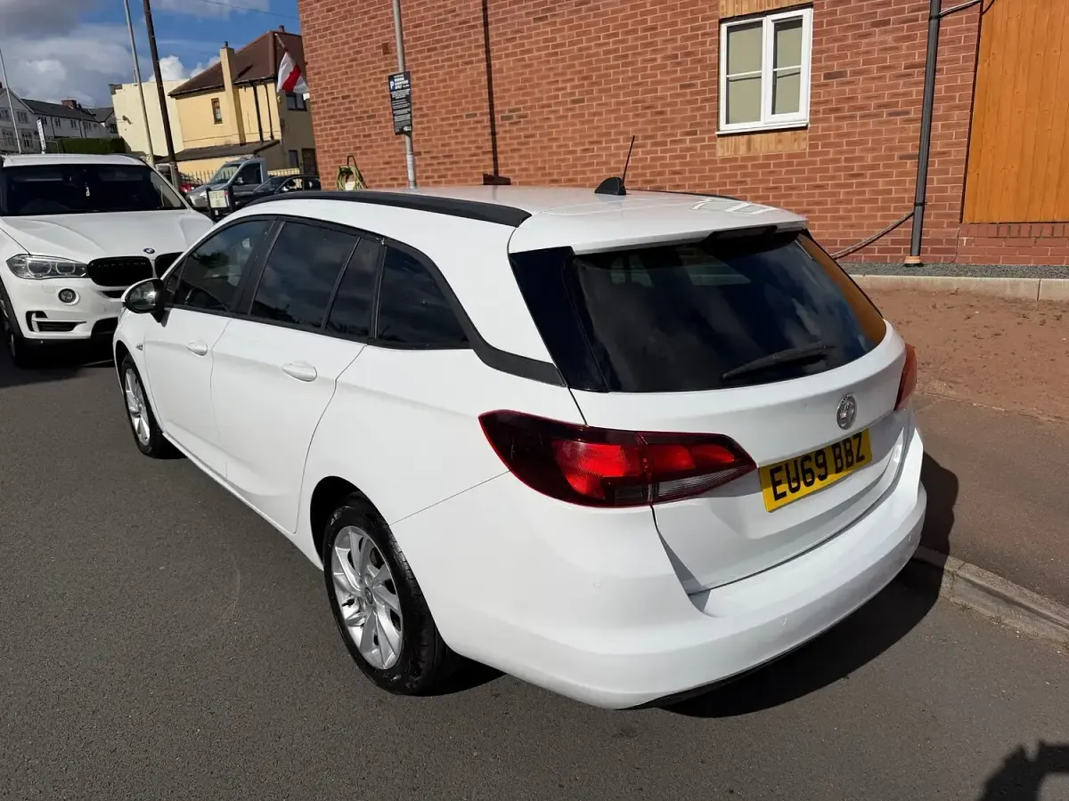 Used Vauxhall Astra Design Edition 136 HP (100 kW) 2019 White Estate