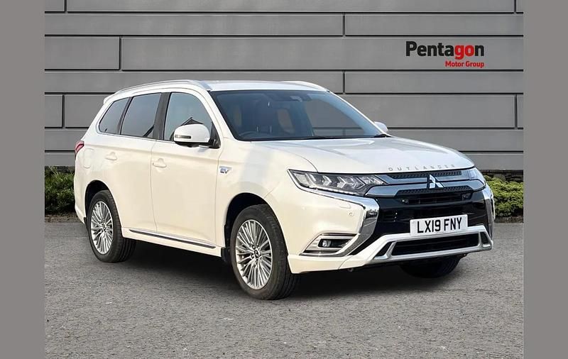 Used Mitsubishi Outlander P-HEV 174 HP (127 kW) 2019 White SUV