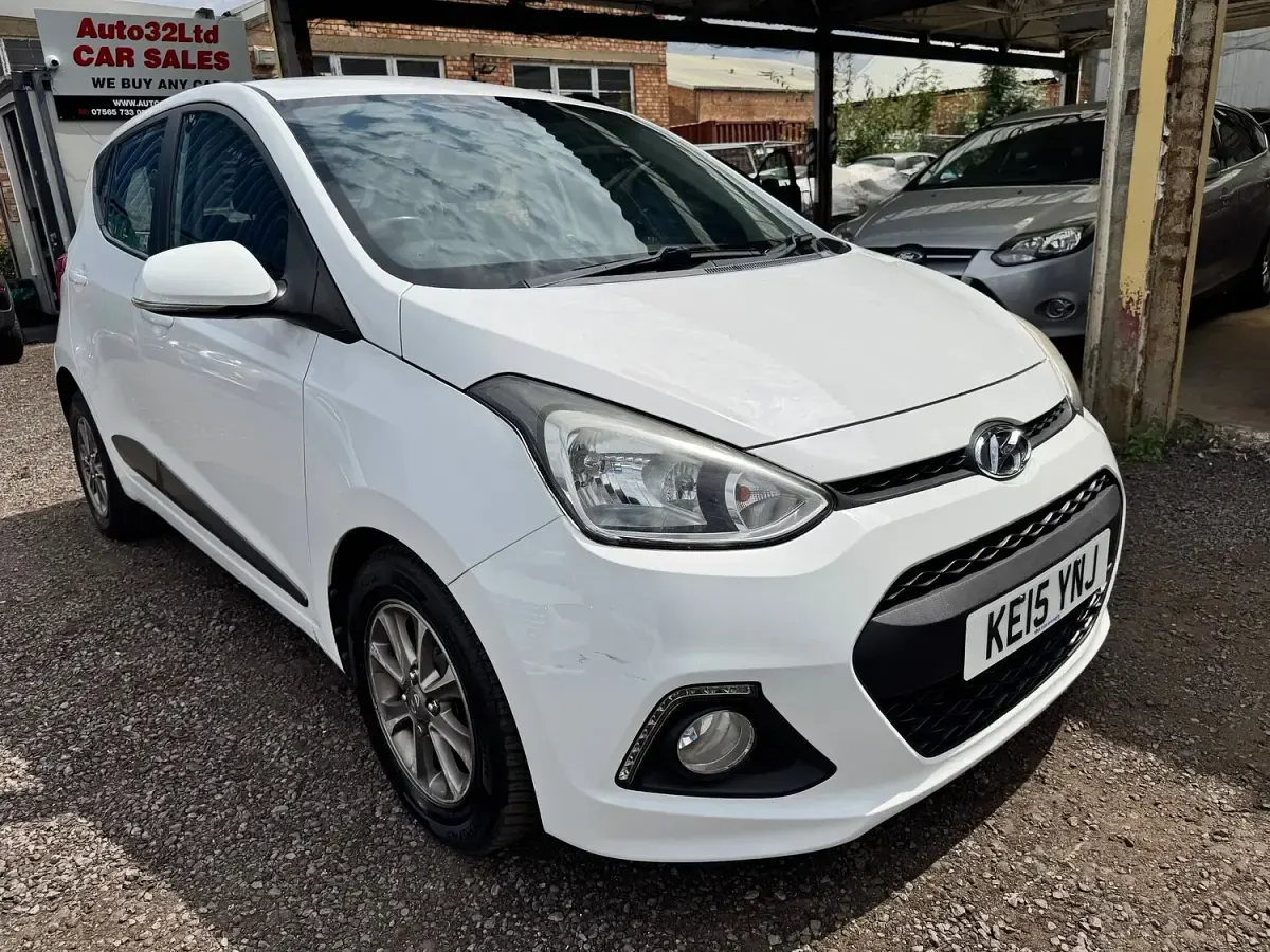 Used Hyundai i10 Premium 87 HP (63 kW) 2015 White Hatchback